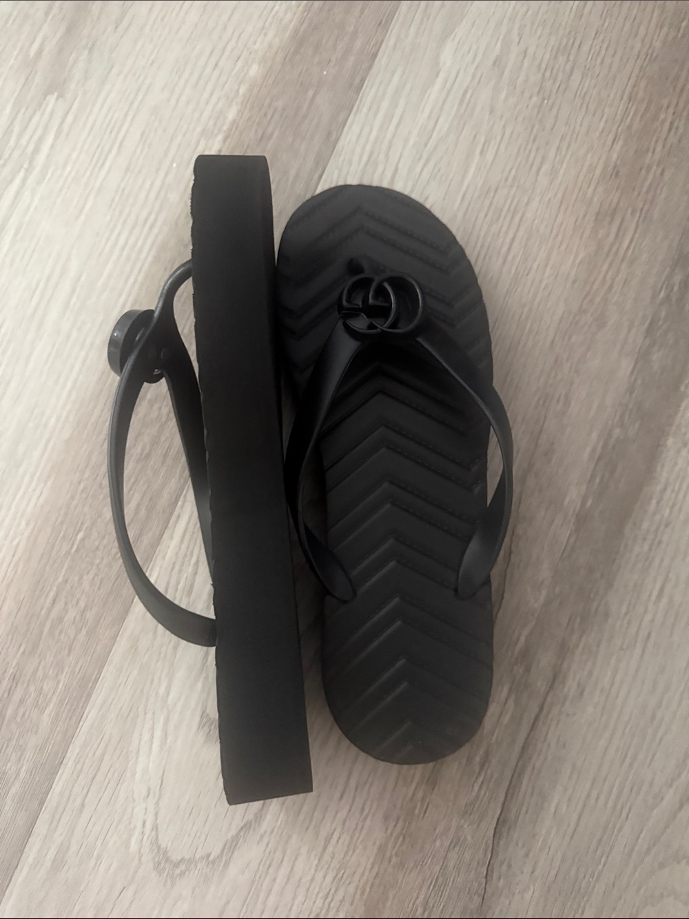Black Women's platform Flip Flop Sandals with Interlocking logo - Picture 2 of 2